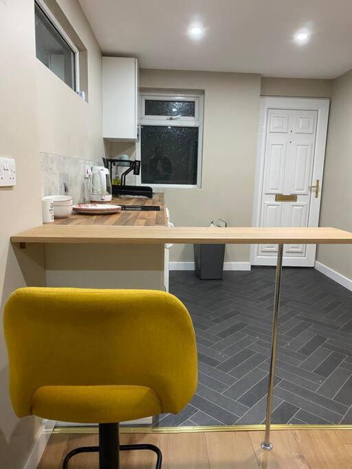 A Spacious Double Bed Studio Stoke-on-Trent Eksteriør billede