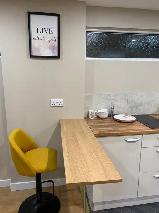 A Spacious Double Bed Studio Stoke-on-Trent Eksteriør billede