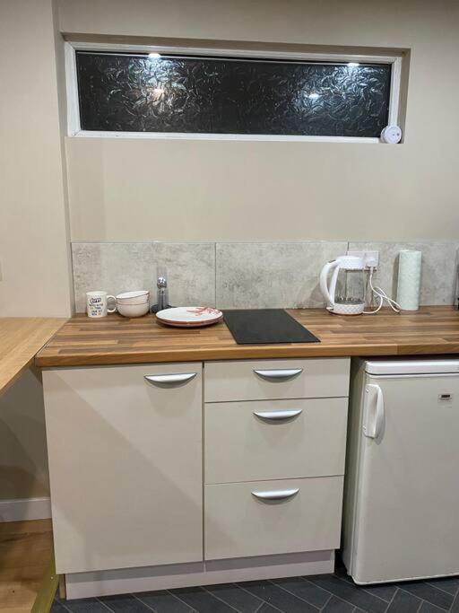 A Spacious Double Bed Studio Stoke-on-Trent Eksteriør billede
